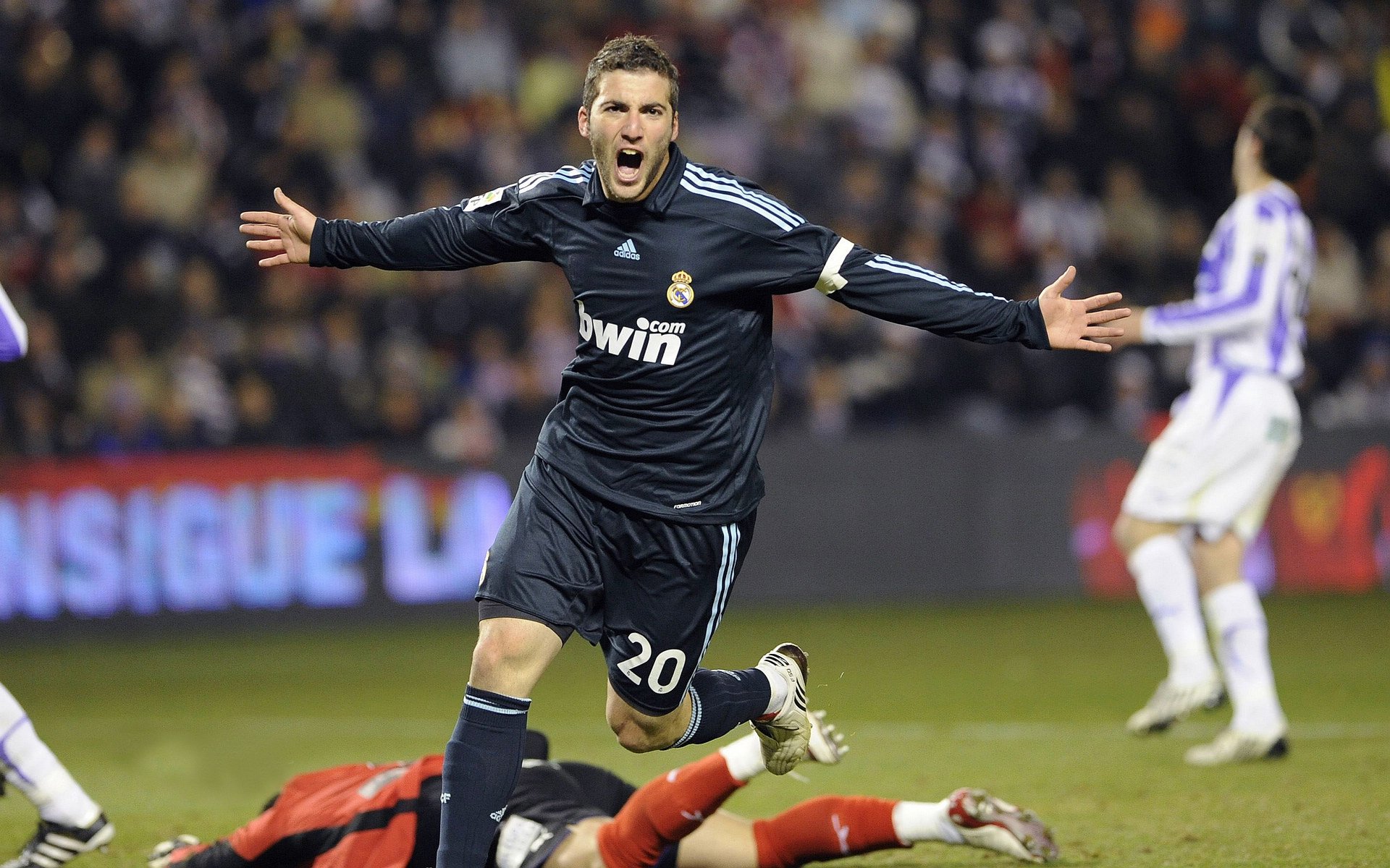 大比分获胜首场状态出色，MAD观众沸腾！，Ning重返赛场再创辉煌时刻